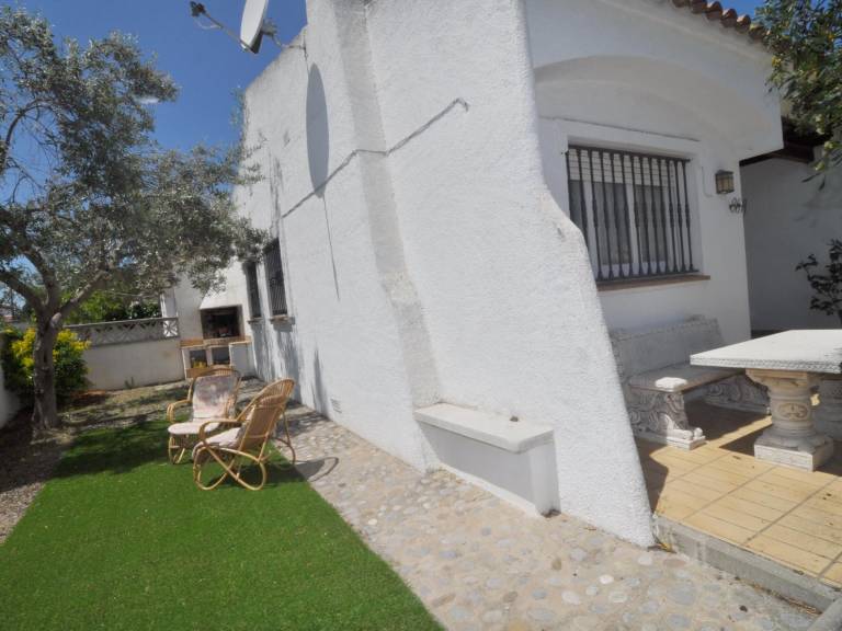 Villa with barbeque, pool & garden — photo 3