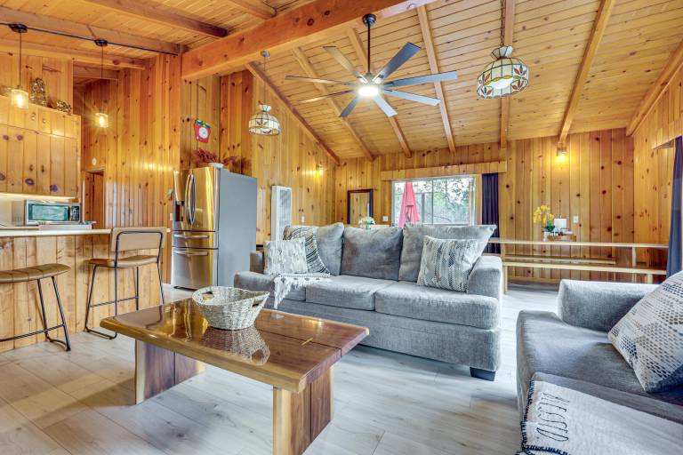 Peaceful Wooden Cabin, 2 Mi to Bass Lake! — photo 5