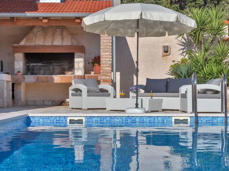 Fully equipped lovely vacation home with patio, barbecue & private pool | Pets allowed — photo 4