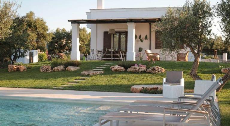Villa with pool — photo 4