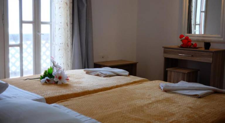 Charming serviced apartment with yard, patio & pool | Next to the beach | Dogs allowed — photo 2