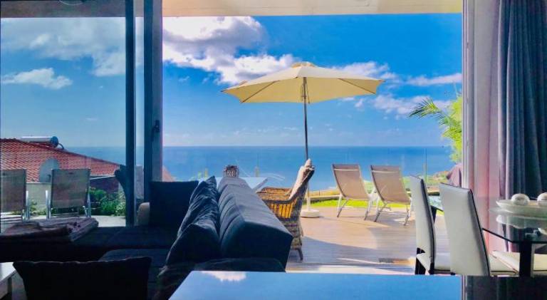 Fully equipped vacation home with patio, barbeque & yard | Dogs allowed in Calheta