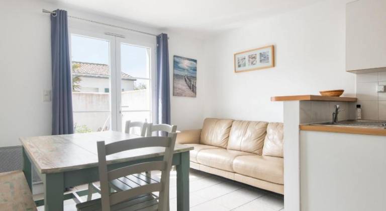 Fully equipped wonderful holiday apartment with terrace & barbeque | Close to the beach | Dogs allowed in Le Bois-Plage-en-Re