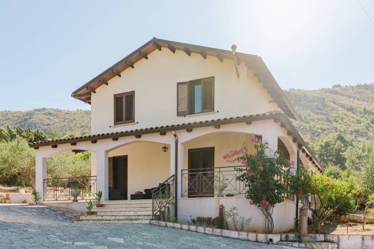 Villa 'Baronehome' with Mountain View, Private Garden and Air Conditioning in Trapani