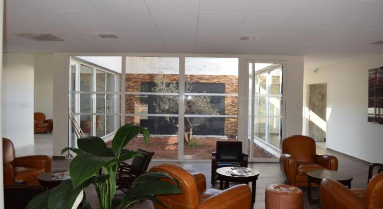Serviced apartment with garden & patio — photo 3