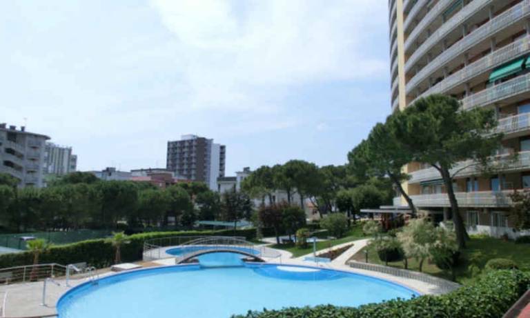 Rental apartment with yard & pool — photo 4