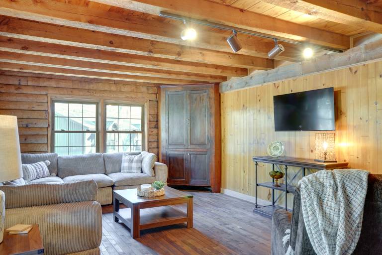 Kentucky Lake Access! Family Log Cabin w/ Deck — photo 5