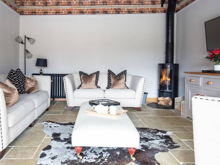 Cottage with barbecue & yard — photo 4