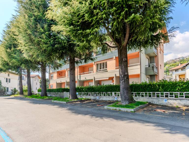 Lovely rental apartment with yard | Next to the beach | Pets allowed in Gravedona