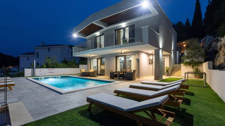 Villa with yard, grill & pool | Pets allowed in Dubrovnik