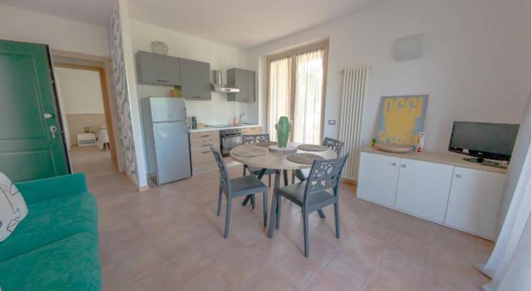 Serviced apartment with patio & yard | Pets allowed — photo 3