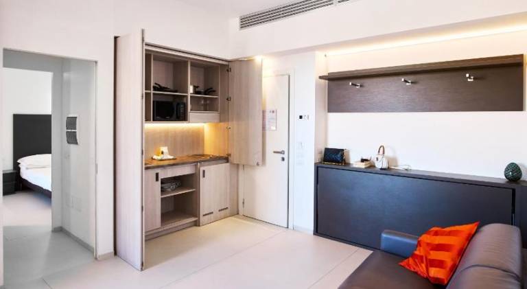 Serviced apartment with pool, yard & terrace — photo 2