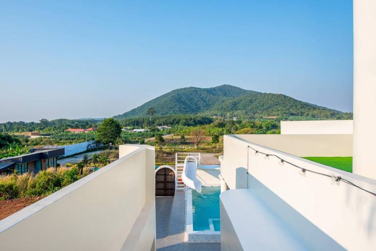 Villa with private pool, barbeque & patio — photo 5
