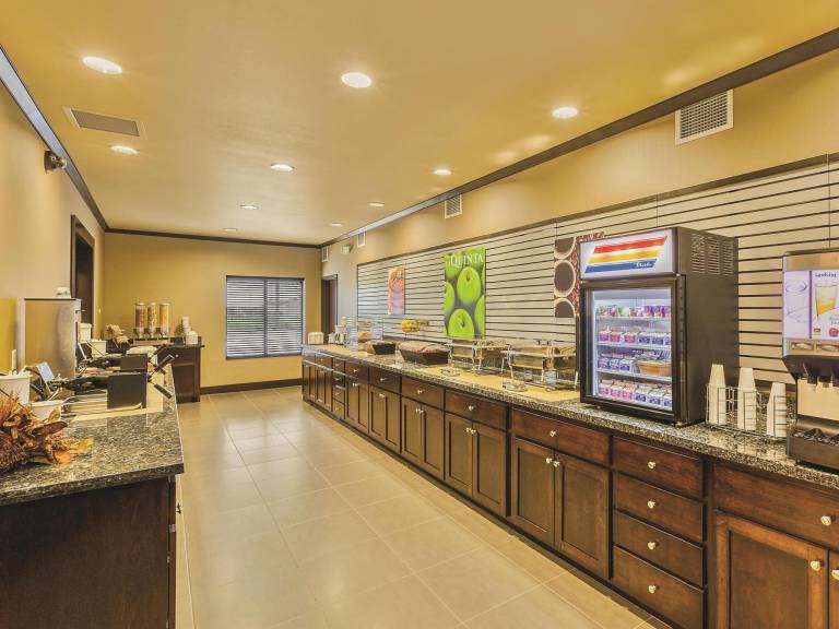 La Quinta Inn & Suites by Wyndham Sioux Falls — photo 4