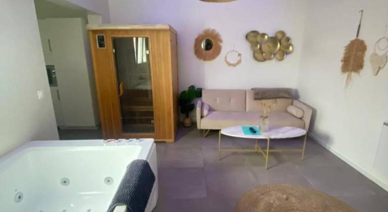 Vacation home with pool & hot tub — photo 2