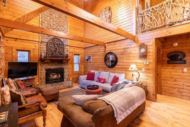 2 Cubs Cabin - Inviting cabin near Blowing Rock with hot tub, pool table, fire pit! — photo 4