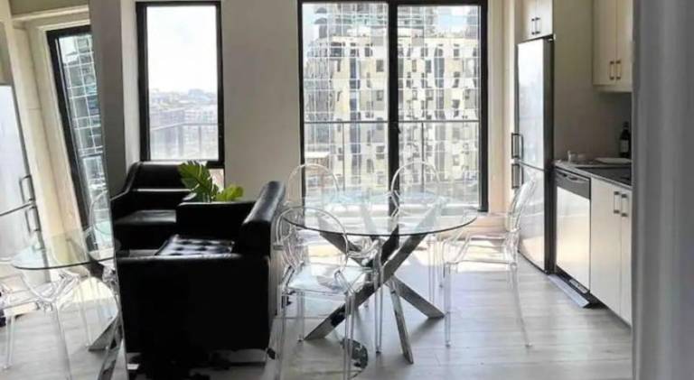 Lovely apartment with pool | Next to Notre-Dame Basilica | Pet-friendly in Montréal, QC