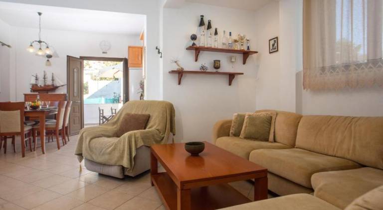 Vacation home with patio, barbecue & yard — photo 2