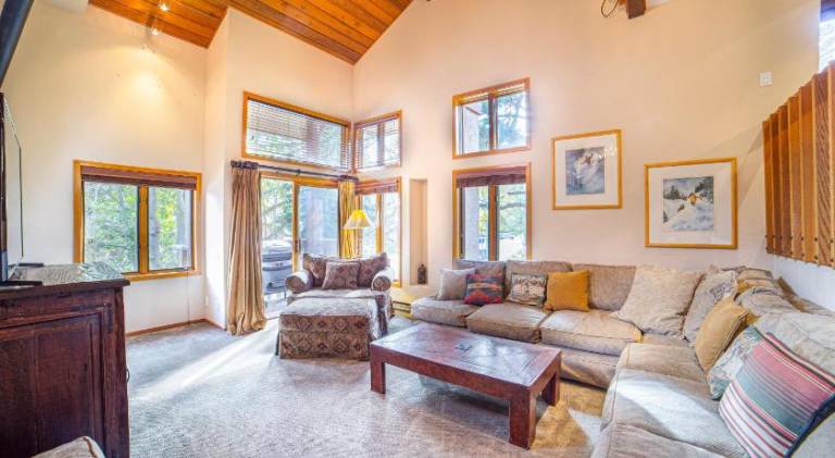 Big vacation home with jacuzzi | Perfect for remote work | Dogs allowed in Mammoth Lakes, CA