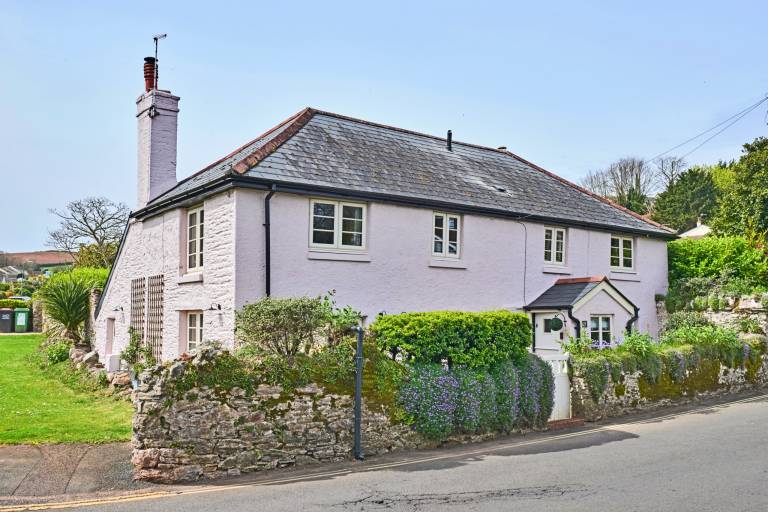 Cottage with yard & barbecue in Paignton