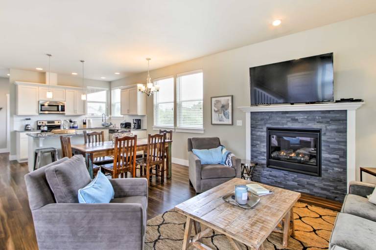 Walk to Beach: Ocean Shores House w/ Fireplace — photo 5