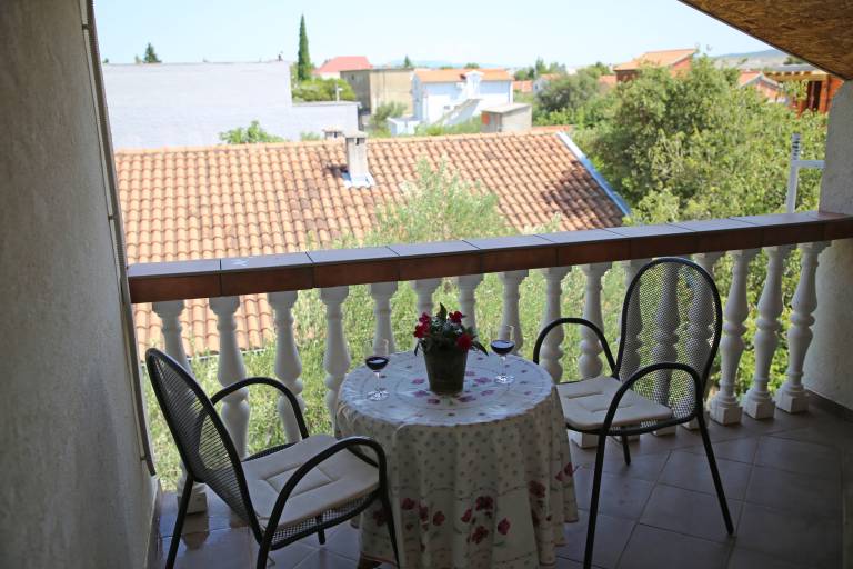 Fully equipped pleasant rental apartment with grill, patio & yard | Dogs allowed in Starigrad