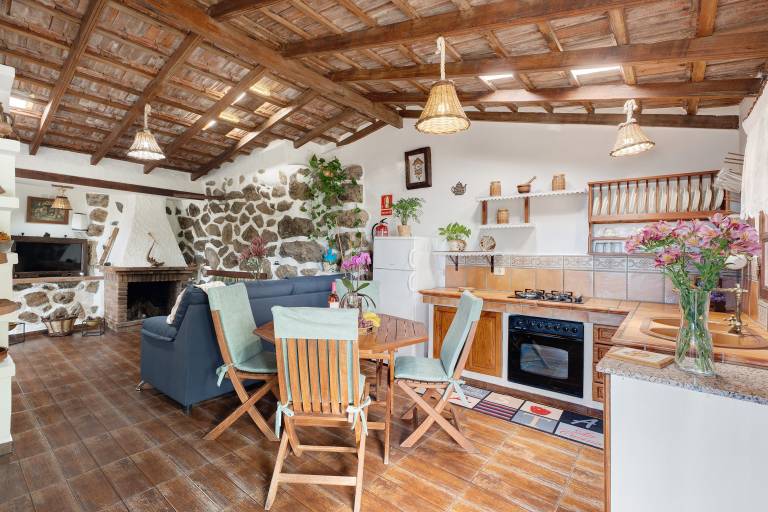 Vacation Home 'Rosalía' with Sea View, Terrace & Wi-Fi — photo 4