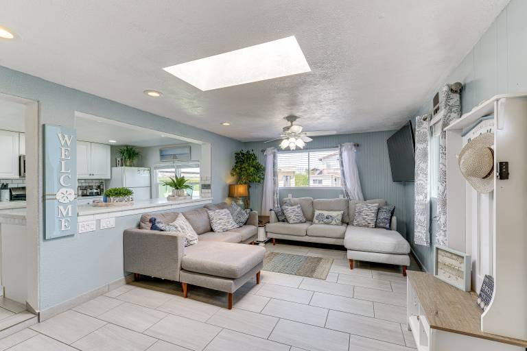 Peaceful Eureka Beach Cottage w/ 30-Foot Dock — photo 3