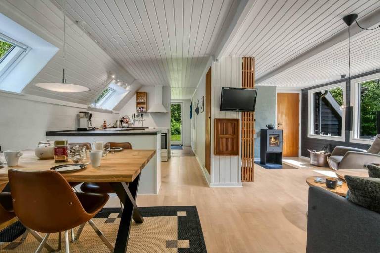 Vacation home with grill & yard — photo 2