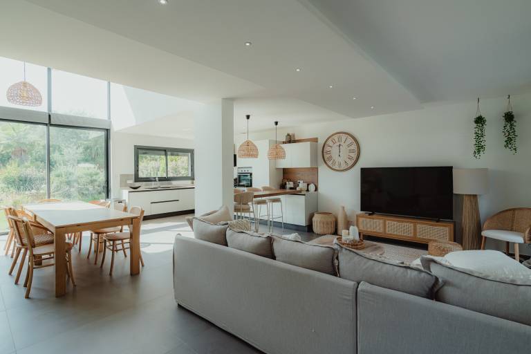 Family-oriented villa with pool, BBQ & yard | Sea view | Beach nearby | Pets allowed — photo 2
