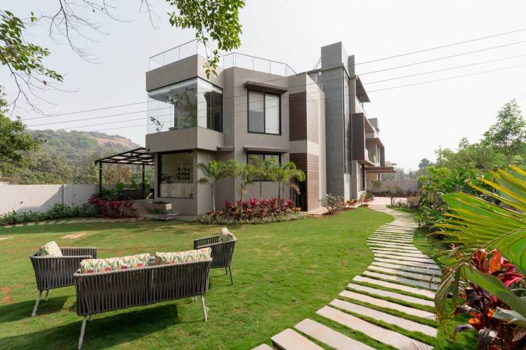 Vacation home with yard, pool & BBQ in Nashik