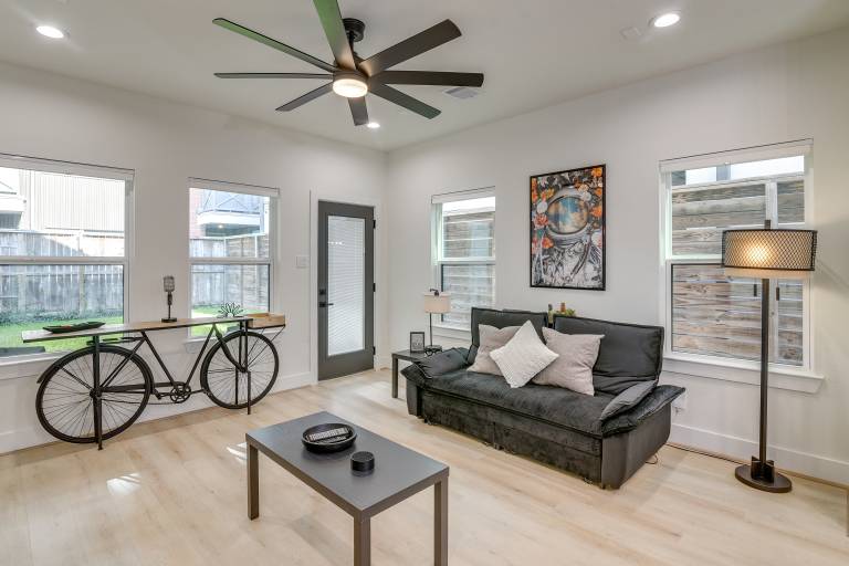 Walkable E Downtown Houston Townhome: Pet-Friendly in Houston, TX