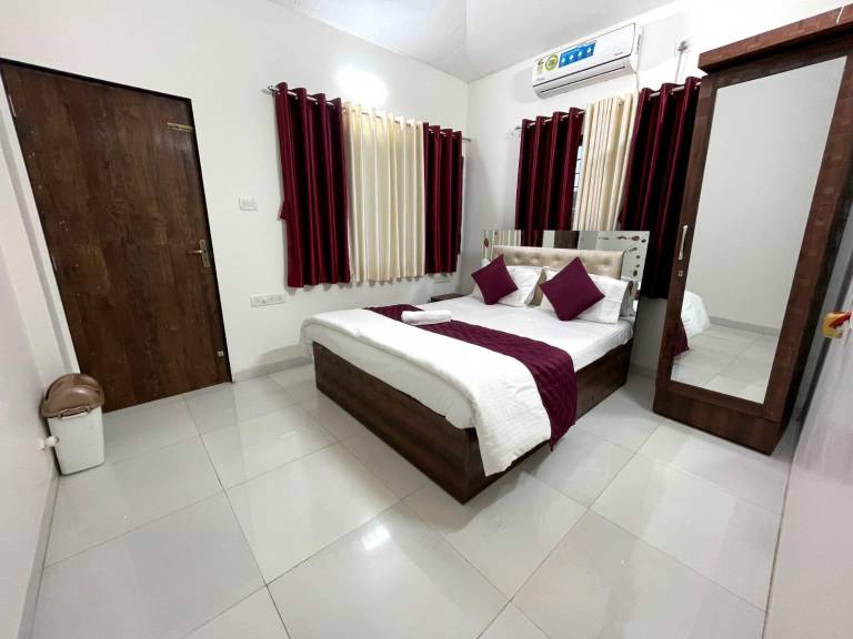 Fully equipped nice villa with hot tub, pool & BBQ | Suitable for remote work | Dogs allowed in Jaoli