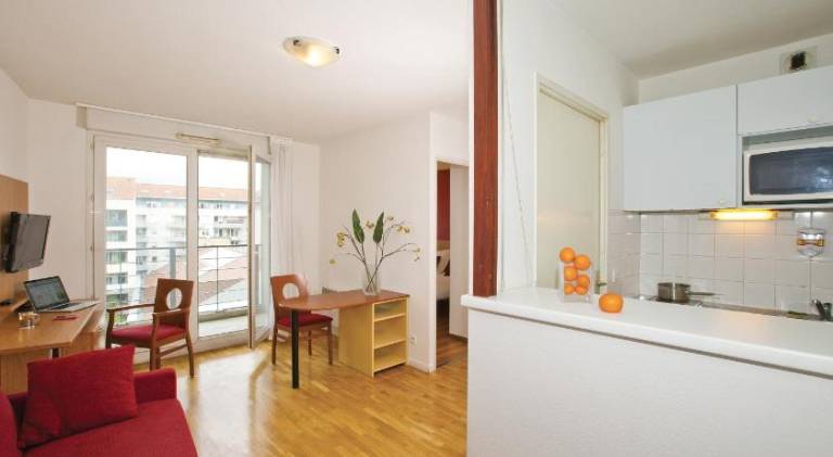 Pleasant serviced apartment with yard | Pets are welcome — photo 4