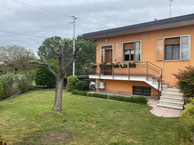 Family-oriented wonderful rental apartment with garden & barbeque | Garden view | Pets are welcome — photo 5
