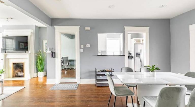 Charming 4BR Duplex in Oak Lawn Private Backyard — photo 3