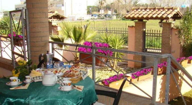 Rental apartment with patio & yard — photo 3