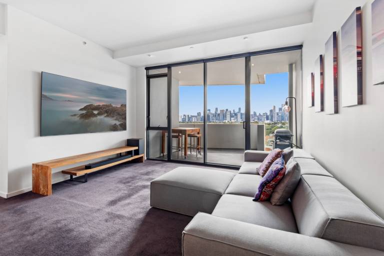 2 Bed 500m From The Beach with Pool Gym & Sauna