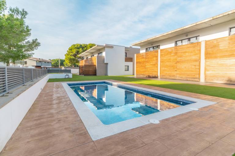 Fully equipped pleasant villa with terrace, garden & pool | Close to the beach | Pets allowed — photo 2