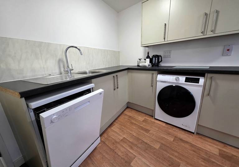 7-Bed Westbourne House - Sleeps 14 - Free Parking — photo 4
