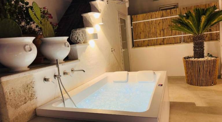 House with jacuzzi — photo 3