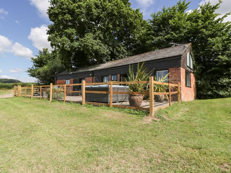 Cottage with yard & jacuzzi — photo 3