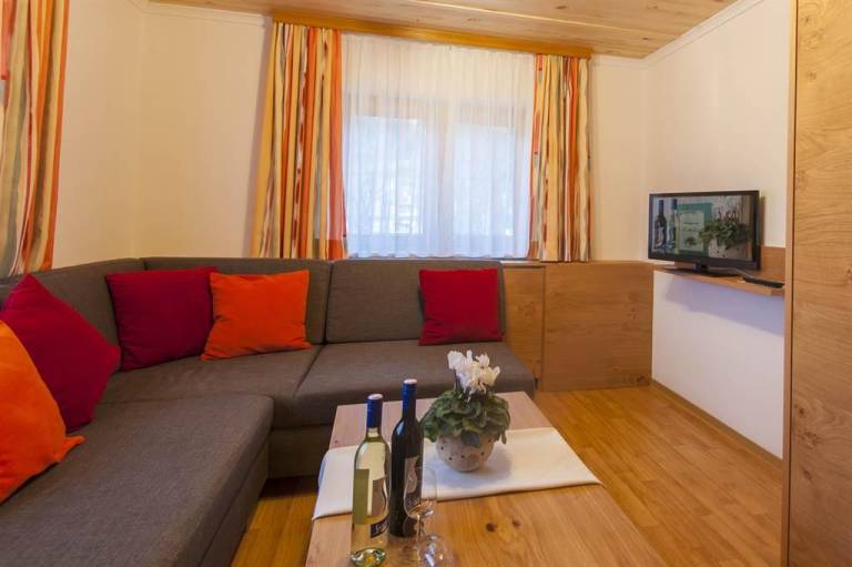Holiday apartment with garden — photo 3