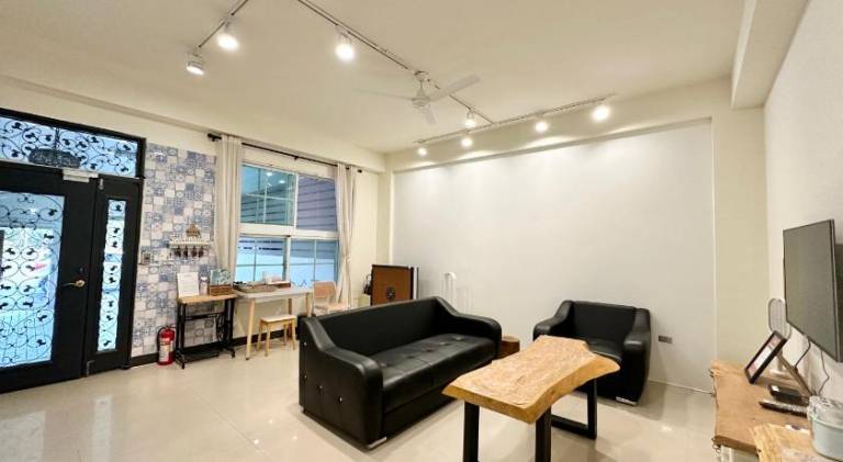 正一民宿 Zheng Yi Homestay 包棟 市區 陽台 電動麻將 近海濱公園 森林公園 — photo 3