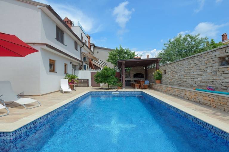 Vacation home with BBQ, pool & garden — photo 3