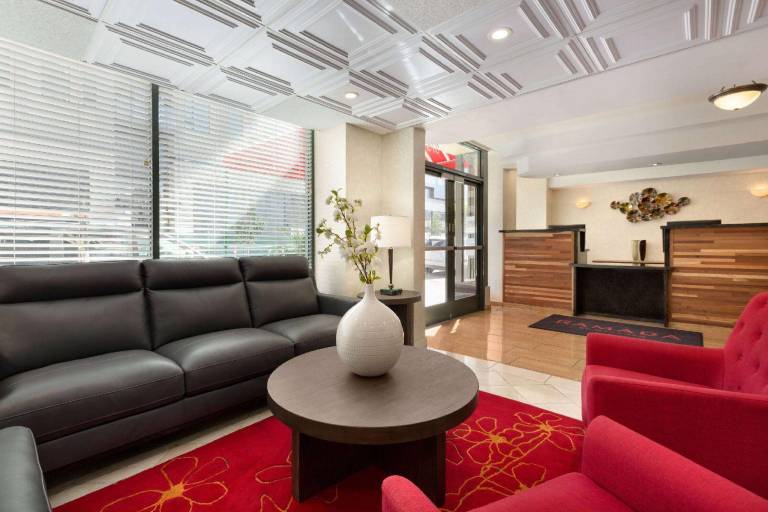 Ramada by Wyndham Oakland Downtown City Center — photo 2
