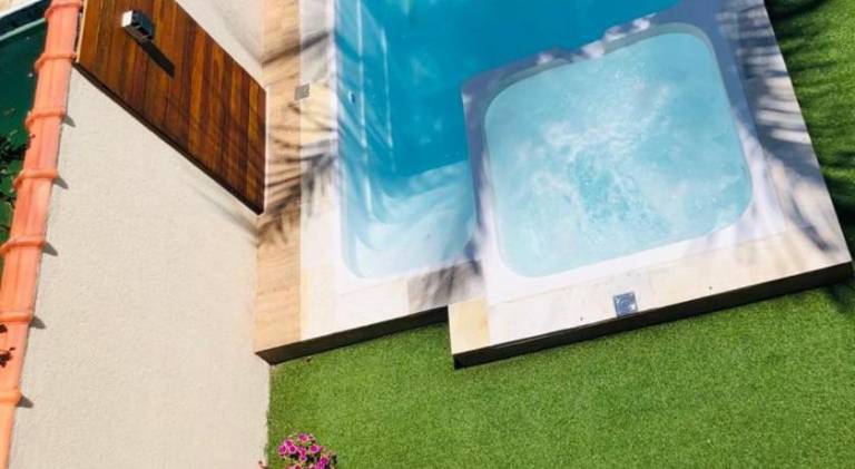 Vacation home with pool & jacuzzi in Bertioga