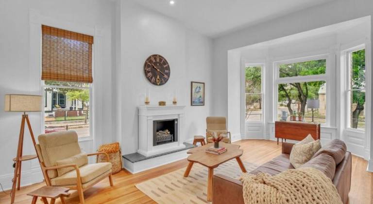 Fully equipped villa with terrace & BBQ | Next to Tower of the Americas | Perfect for remote work | Pets are welcome — photo 2