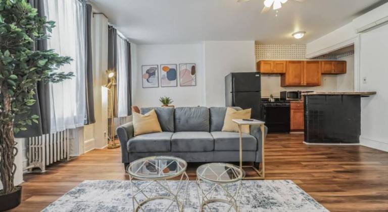 Large Historical 1BR Center City that Sleeps 4 — photo 3