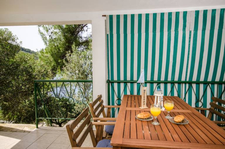Holiday apartment with yard, patio & barbecue | Sea view in Dubrovnik
